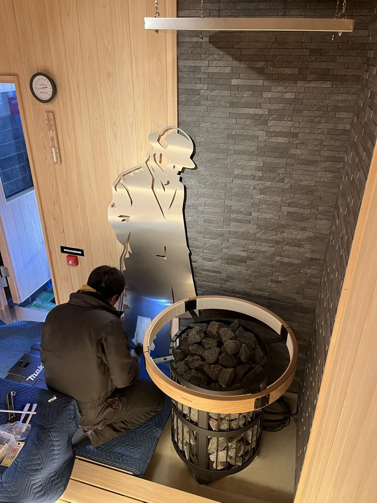 サウナストーンを積む現場作業